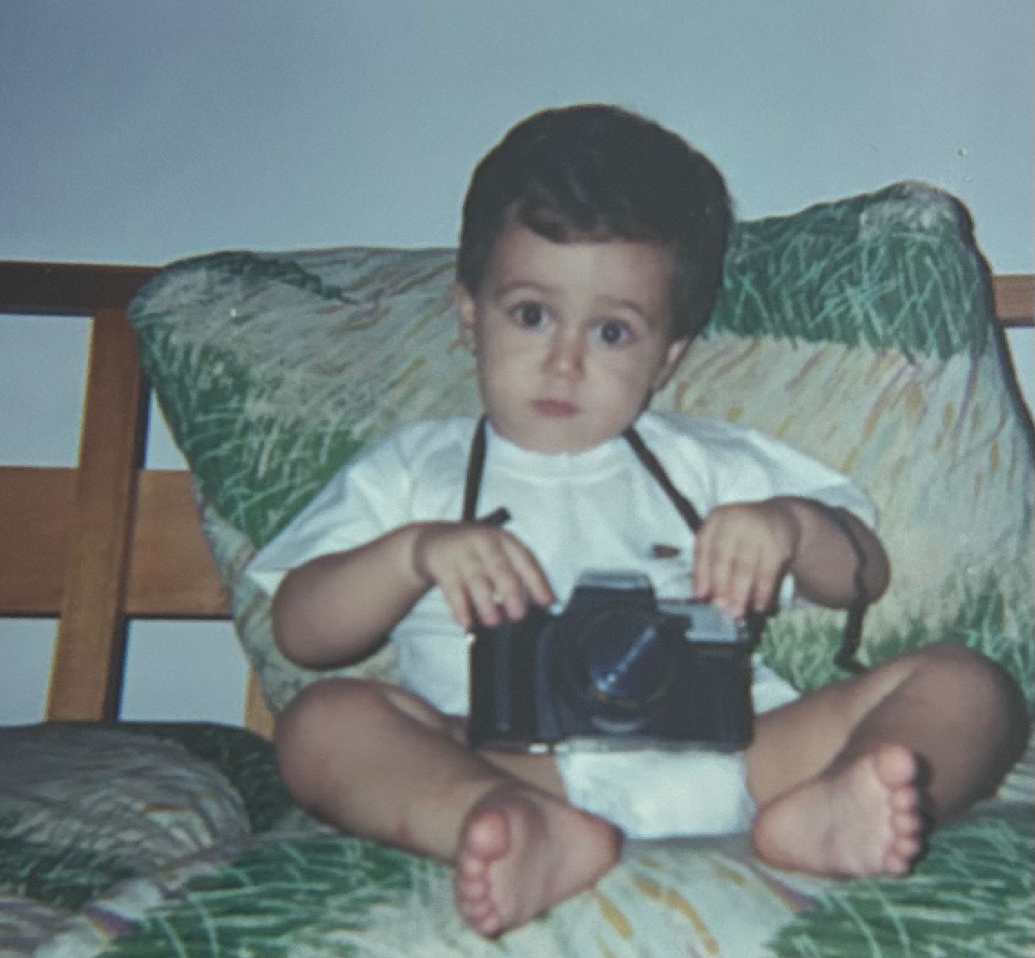 Foto de infância do Garça segurando uma câmera fotográfica